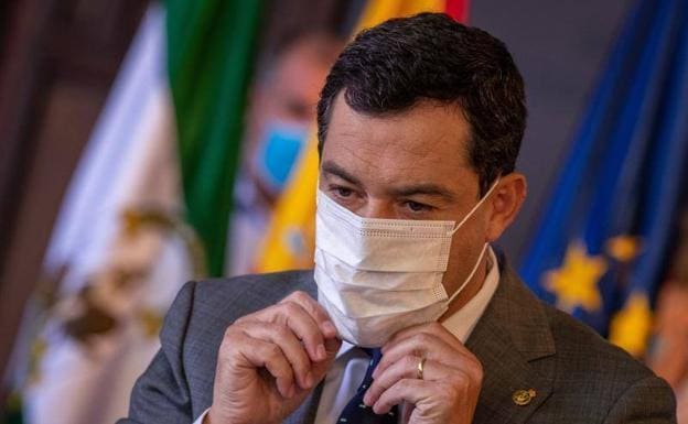 Juanma Moreno pide llevar la máscara en todo momento.  /Sur.  archivo