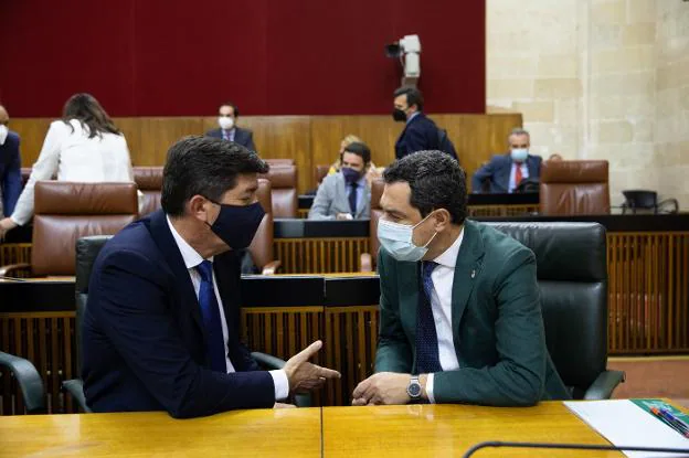 El presidente de la Junta de Andalucía, Juanma Moreno, y su vicepresidente Juan Marín en el Parlamento.  ep /