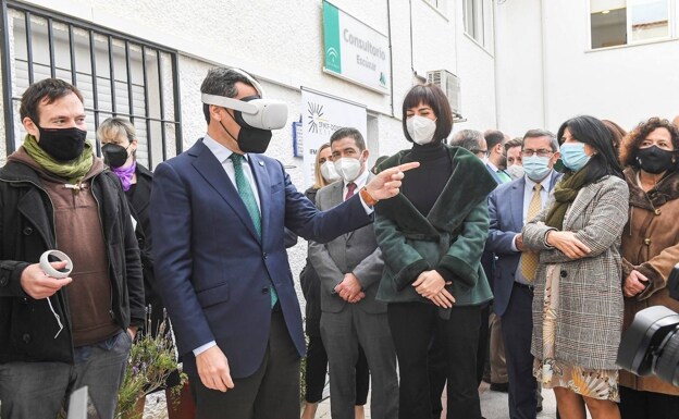 El presidente de la Junta de Andalucía, Juanma Moreno, y la consejera de Ciencia e Innovación, Diana Morant, prueban este jueves en Granada unas gafas de realidad virtual. 