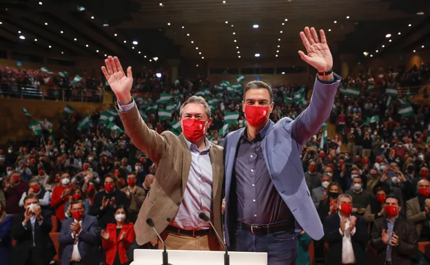 Pedro Sánchez y Juan Espadas saludan a los participantes del rally en Granada.