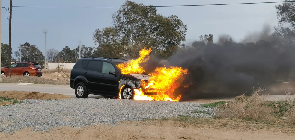 Arde un vehículo en la carretera Campo de Golf de Guadalmar