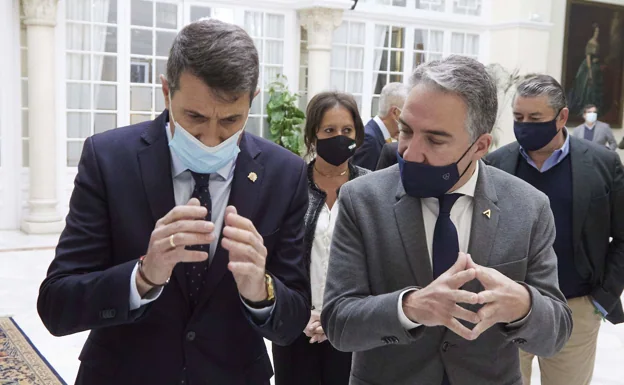 El Delegado del Gobierno, Pedro Fernández, y el Ministro de Presidencia, Elías Bendodo.  /Joaquín Corchero / E.p.