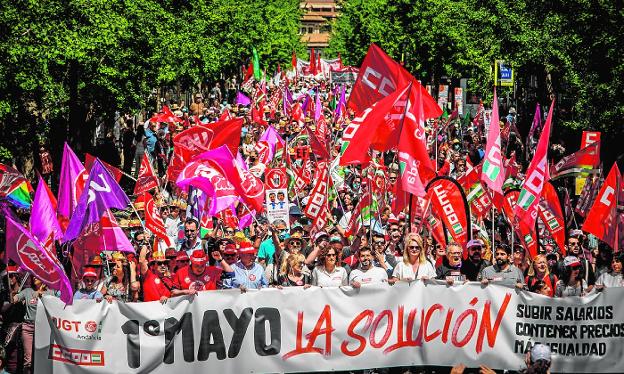 La manifestación central del Primero de Mayo en Andalucía recorrió la Gran Vía de Granada.  Ramón L. Pérez