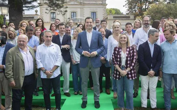 Juanma Moreno y algunos de los candidatos de la lista PP-A/SUR
