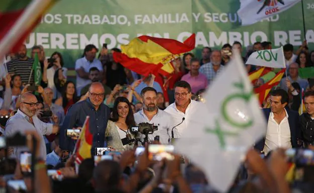 Olona y Abascal, ayer en Málaga, flanqueados por los candidatos de las ocho provincias andaluzas al 19-J. 