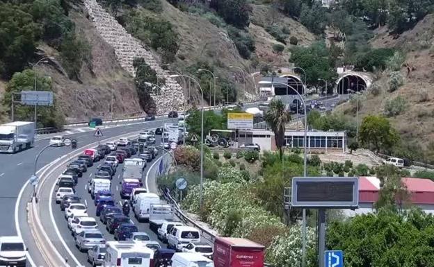 Accidente en Málaga: El vuelco de un camión en la A-7, a altura de Cerrado de Calderón, provoca kilómetros de retenciones de siete horas | Diario Sur