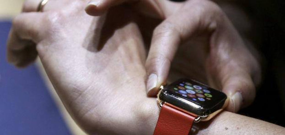 La DGT avisa sobre el uso de relojes inteligentes cuando se conduce |  Diario Sur