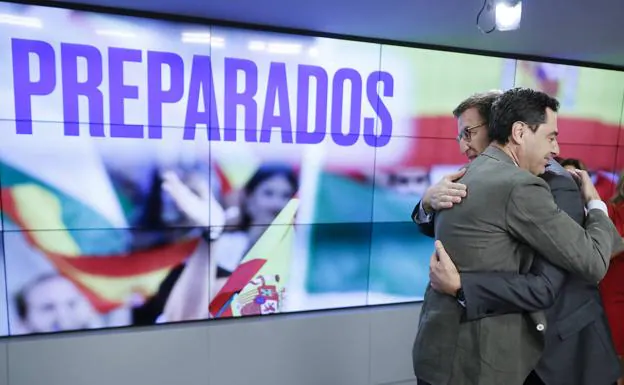 El presidente del PP andaluz y presidente electo de la Junta de Andalucía, Juanma Moreno (l) y el presidente del Partido Popular, Alberto Núñez Feijóo (d), durante una reunión de la Junta Nacional del PP/EP