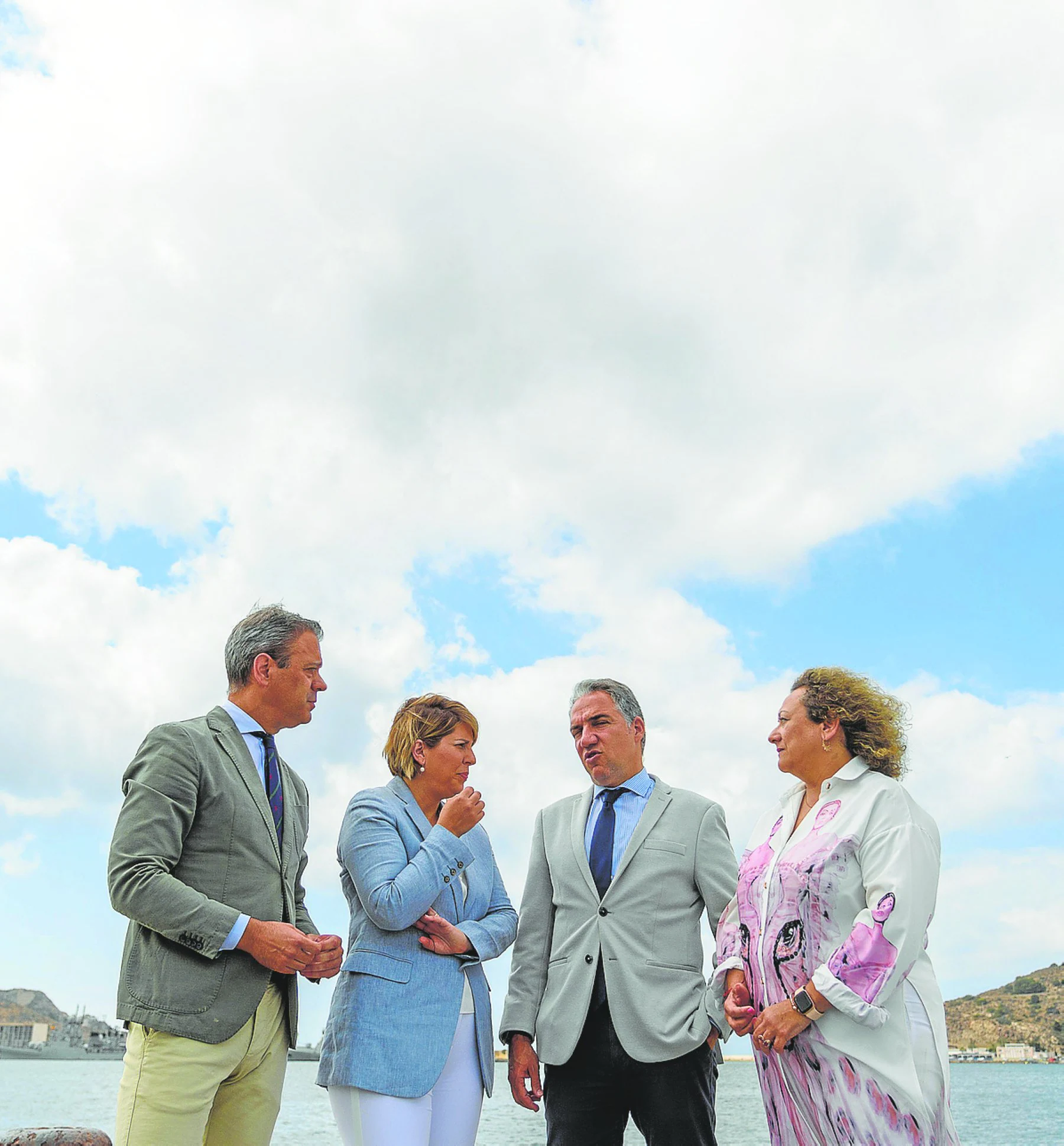 El Presidente en ejercicio del Consejo Ejecutivo, Elías Bendodo, durante su visita ayer al puerto de Cartagena.  episodio