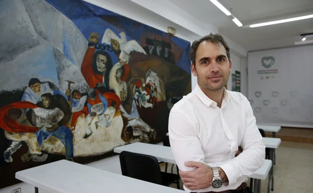 Valero, en una imagen de archivo, en la sede de IU en Málaga.