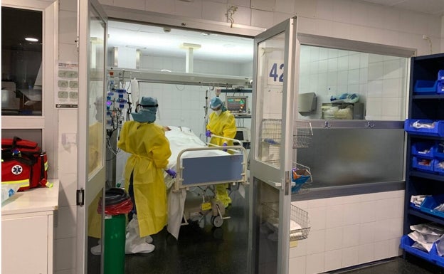 Los ingresos hospitalarios por Covid en Málaga aumentan un 45 por ciento en una semana