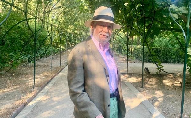 Guelbenzu, ayer en el Jardín Botánico de Madrid donde presentó su novela 'Asesinato en el Jardín Botánico'. 