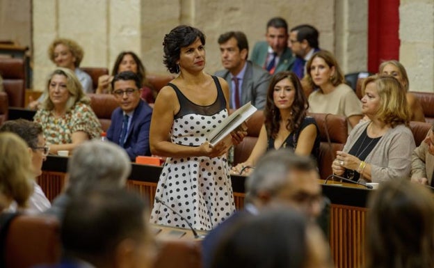 Teresa Rodríguez se presenta como la voz del “andalusismo libre” y yuxtapone su modelo con el de Juanma Moreno