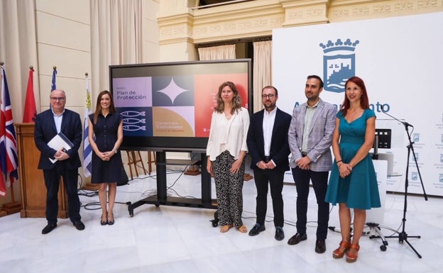 Los representantes municipales y los autores del informe han presentado el estudio este lunes.