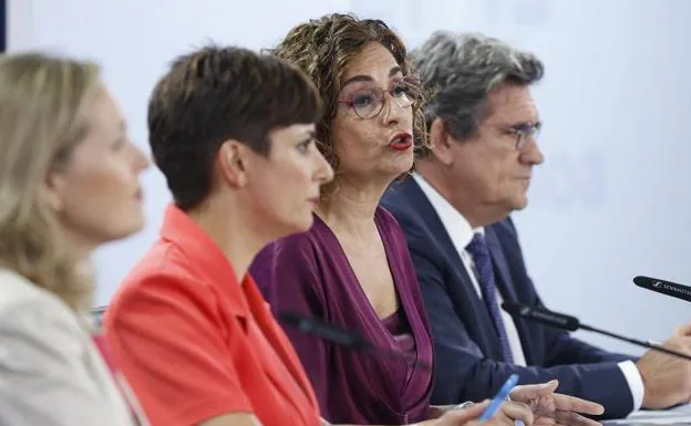 Il ministro delle Finanze, Maria Jesus Monteiro, con Calvino, Rodriguez ed Escriva, dopo il Gabinetto. 