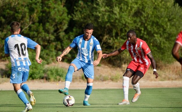 Rubén castro se dispone a controlar el balón en presencia de Febas en el duelo en Montecastillo (Jerez) ante el Almería (1-1). 