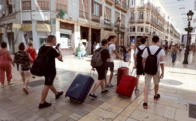 Los alcaldes de Málaga y Sevilla, a favor de una tasa turística para pernoctaciones