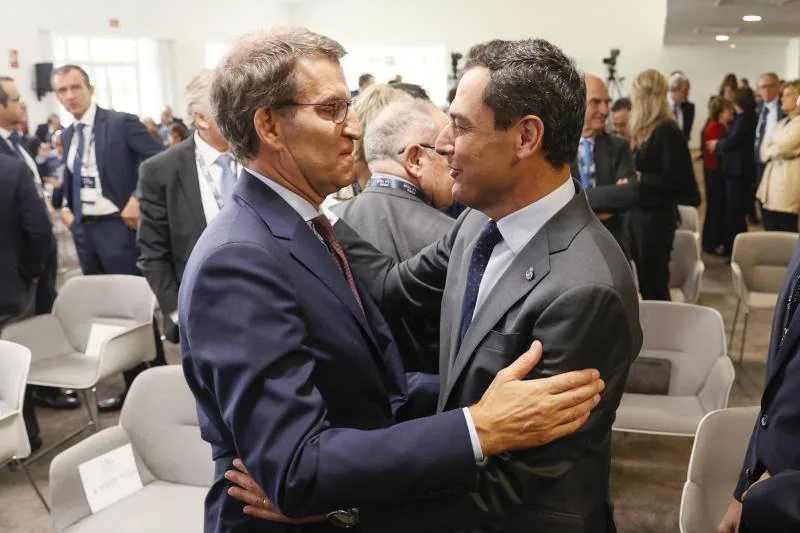 El presidente de Andalucía, Juanma Moreno, con Alberto Núñez Feijóo esta mañana a su llegada al Foro de La Toja. 