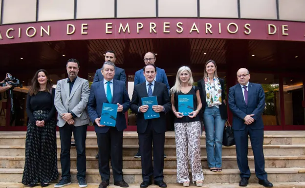 Antonio Sanz y Patricia de Pozo en la sede del CEA con su presidente Javier González de Lara y los participantes del acto. 