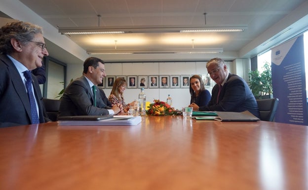 Juanma Moreno presume en Europa de haber frenado los populismos de izquierda y derecha