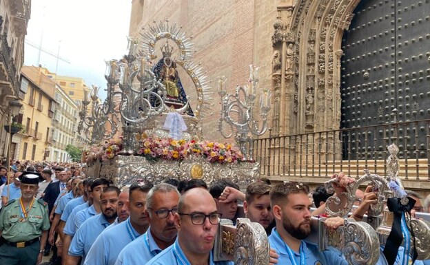 La imagen a su paso por la calle Santa María, de regreso a Los Mártires. 