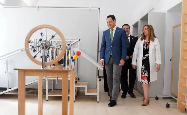 El presidente andaluz asistió este lunes a la inauguración de la gran rehabilitación del antiguo hospital de Andújar.