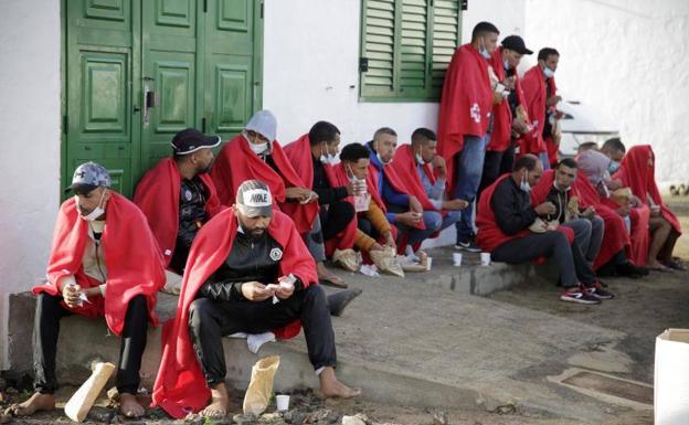 Migrantes rescatados en Lanzarote este viernes. 