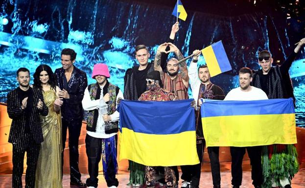 La Orquesta Kalush, en representación de Ucrania, posa con el premio como ganadores del Festival de la Canción de Eurovisión 2022. 