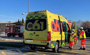 Sanitarios en una ambulancia./SUR