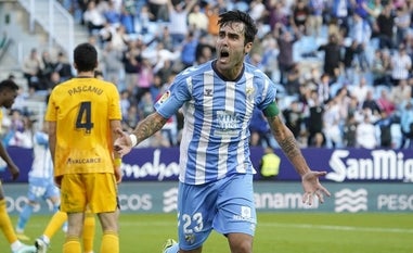 Escassi celebra el gol marcado por Erik Morán en propia puerta./MARIANO POZO