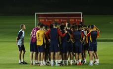Luis Enrique observa mientras sus jugadores reciben instrucciones de sus ayudantes./