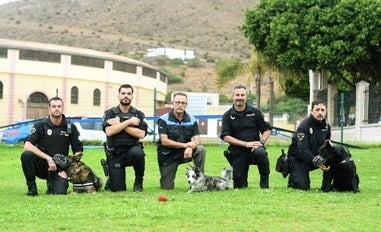 Varios miembros de la unidad canina de la Policía Local de Torremolinos, posando para SUR./M. RIVAS