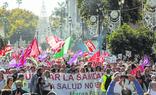 Manifestantes por la sanidad pública ayer en la marcha principal en Sevilla./EFE