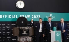El director de torneo de las finales de la Copa Davis, David Ferrer, y el miembro del Comité de la Copa Davis Mark Woodforde, en el sorteo celebrado esta mañana en el Martín Carpena./MIGUE FERNÁNDEZ