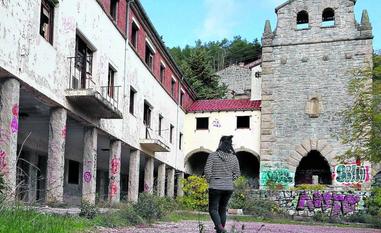 Una joven pasea frente a la iglesia de Salto de Castro, en los Arribes del Duero, el pueblo zamorano vendido a un constructor que quiere levantar un hotel./EFE
