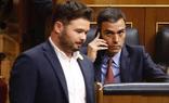 El portavoz de ERC, Gabriel Rufián, pasa por delante del escaño de Pedro Sánchez./ep