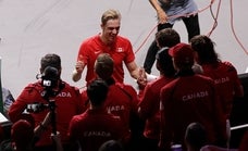 El canadiense Denis Shapovalov celebra con sus compañeros su victoria en el primer partido de la final de la Copa Davis./MIGUE FERNÁNDEZ