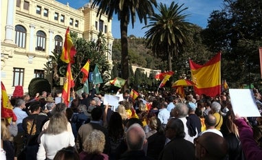 Vista parcial de la concentración frente al Ayuntamiento de Málaga./francis silva