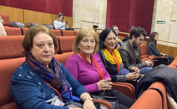 Paqui, Puri y Loli García Caparrós en la galería de invitados del Parlamento 