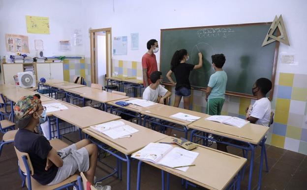 Imagen de archivo de un salón de clases 