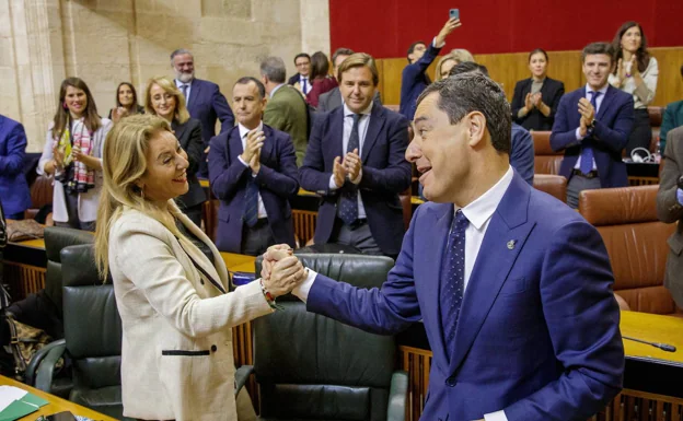 El presidente Juanma Moreno recibió a la ministra Carolina España tras la votación.
