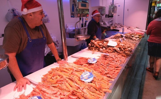 Los rezagados de la Nochebuena llenan los mercados de Málaga | Diario Sur