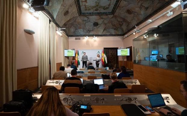 El Ministro de Sostenibilidad, Medio Ambiente y Economía Azul y Portavoz del Gobierno Ramón Fernández-Pacheco junto a la Ministra de Agricultura, Agua y Desarrollo Rural Carmen Crespo Díaz en la rueda de prensa posterior al Consejo de Gobierno 