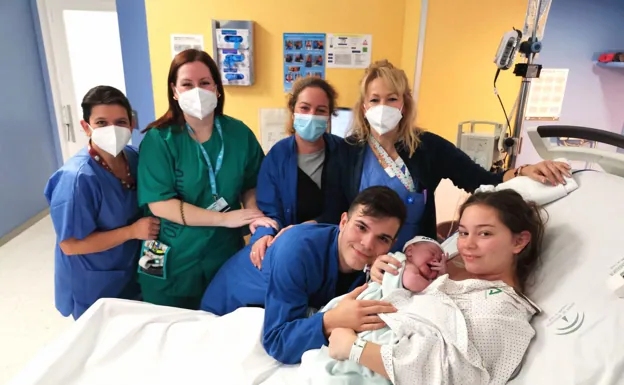 Aarón, el primer bebé de Málaga del 2023, trae la felicidad a una joven pareja de Miraflores