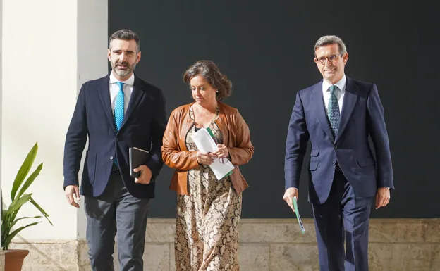 Ramón Fernández-Pacheco, Catalina García y Jorge Paradela, tras el Consejo de Gobierno. 