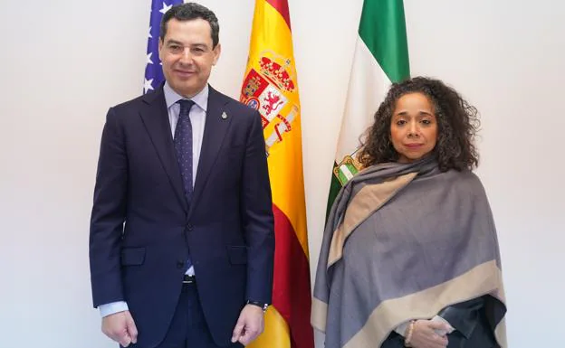 El consejero delegado, Juanma Moreno, y la embajadora de Estados Unidos en España, Julissa Reynoso