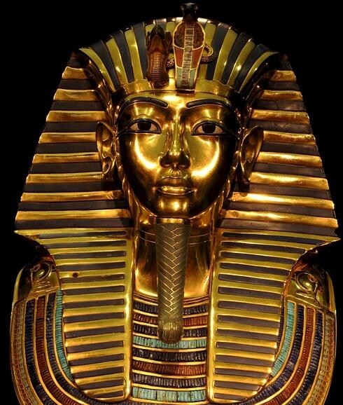 docena calibre Modales Egipto juzga a ocho personas por dañar la máscara de Tutankamon | Diario Sur