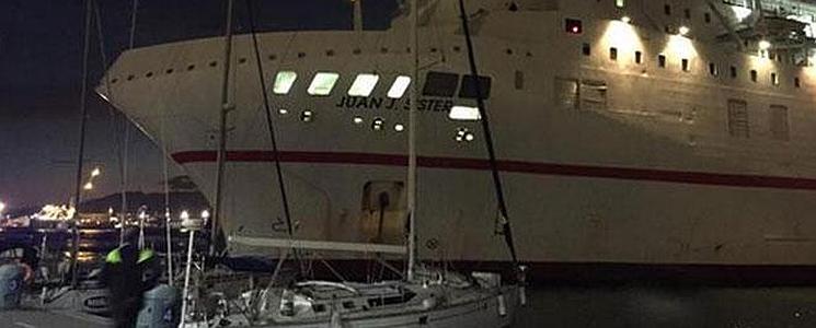 El Melillero choca contra el Muelle Uno en una maniobra en el Puerto de