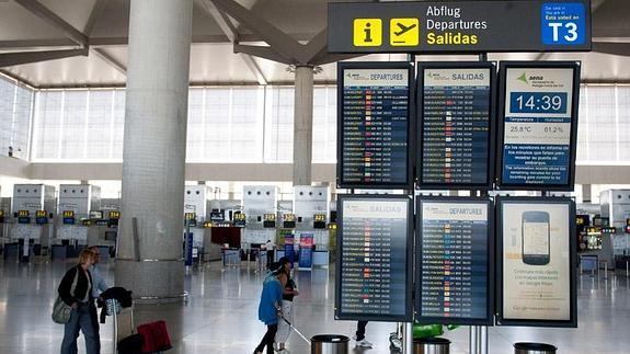 Colas en la facturación de Ryanair de El Prat por la huelga