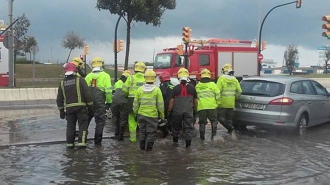 La lluvia provoca importantes balsas de agua en distintos puntos de la